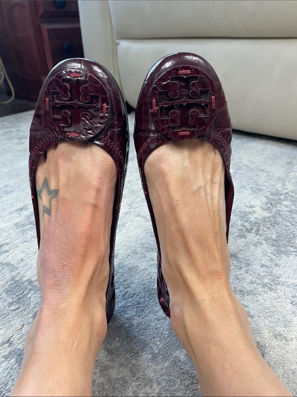 Tory Burch Reva T Logo Medallion Scrunch Burgundy Croc Patent Ballet Flats